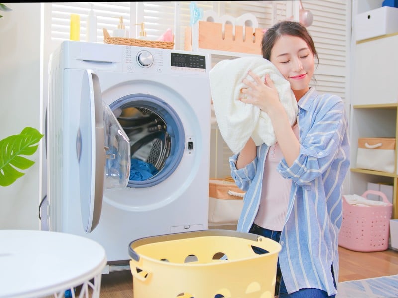 cách giặt quần áo thơm lâu bằng máy giặt