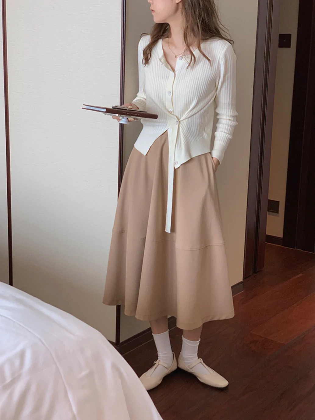 Phối quần giả váy ống rộng với áo cardigan