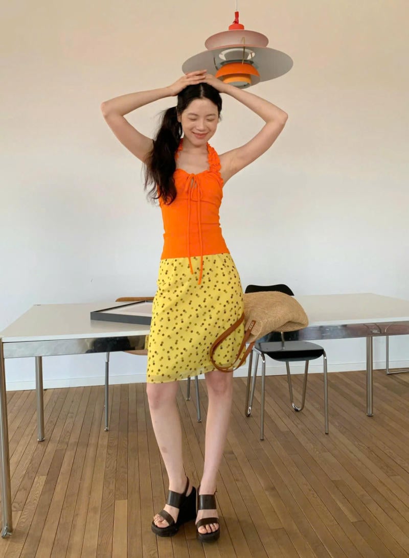 Chân váy màu vàng kết hợp với áo màu cam