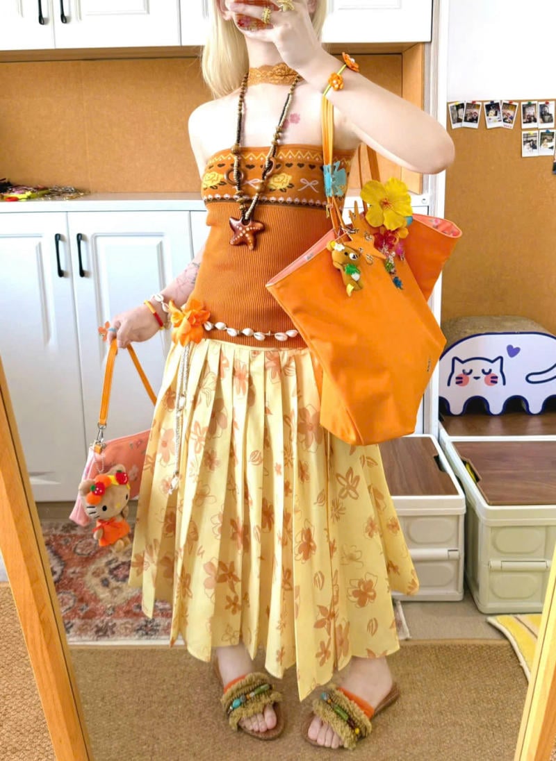Chân váy màu vàng kết hợp với áo màu cam