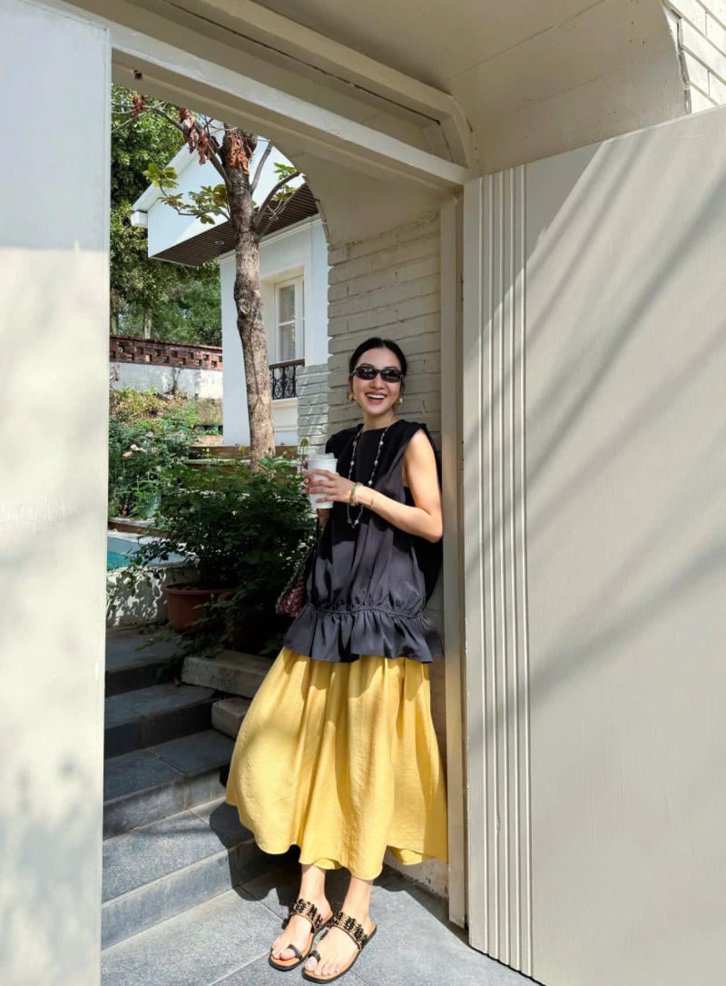 Chân váy màu vàng kết hợp với áo màu đen