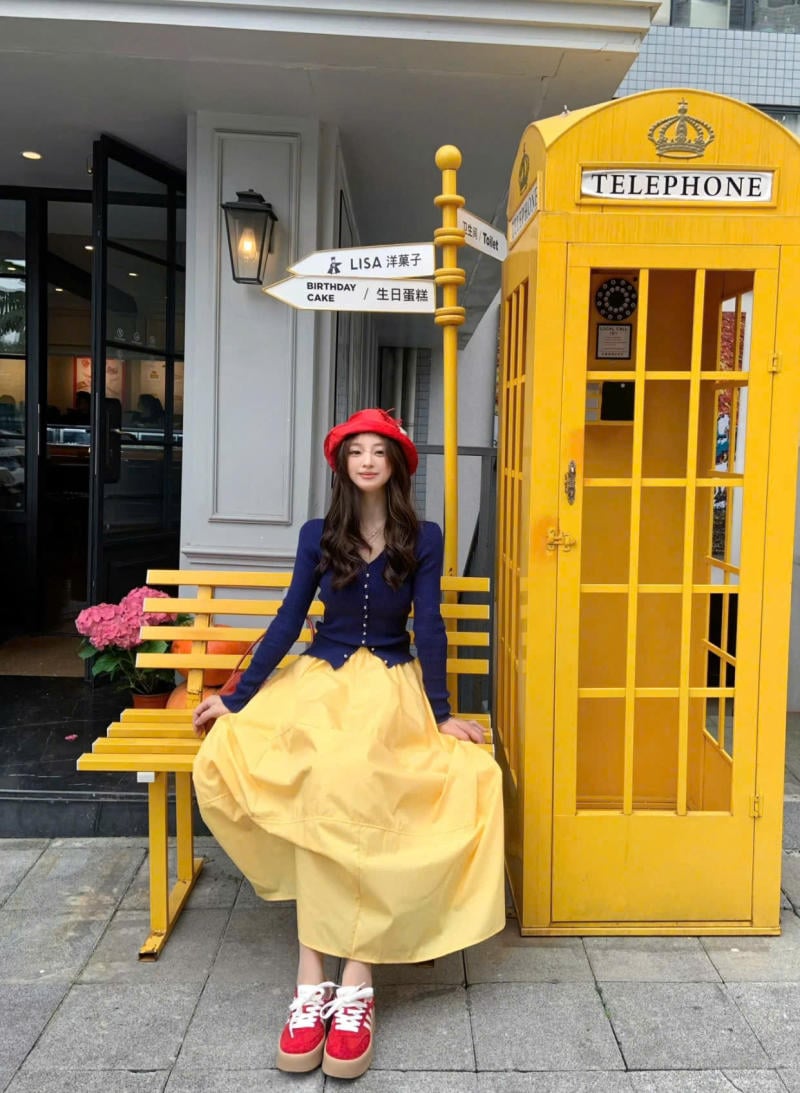 Chân váy màu vàng kết hợp với áo màu  Xanh Than