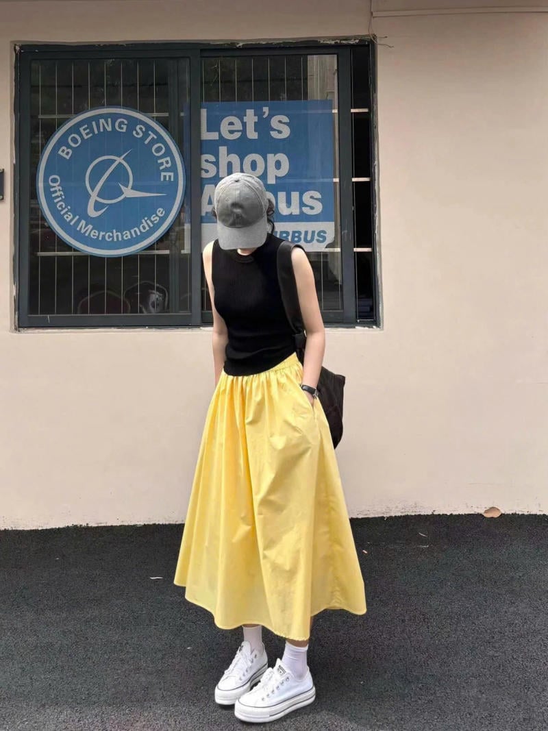 Chân váy màu vàng kết hợp với áo màu đen