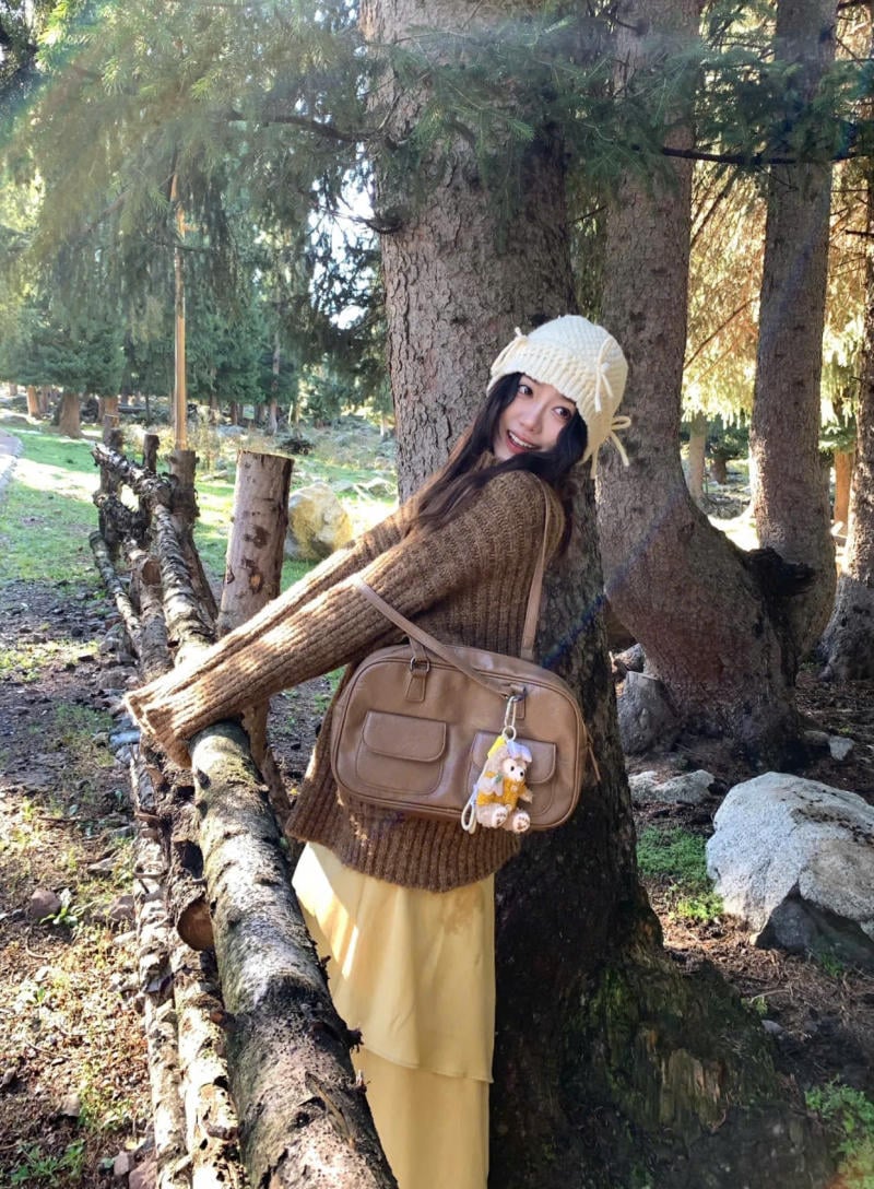 Chân váy màu vàng kết hợp với áo màu Nâu