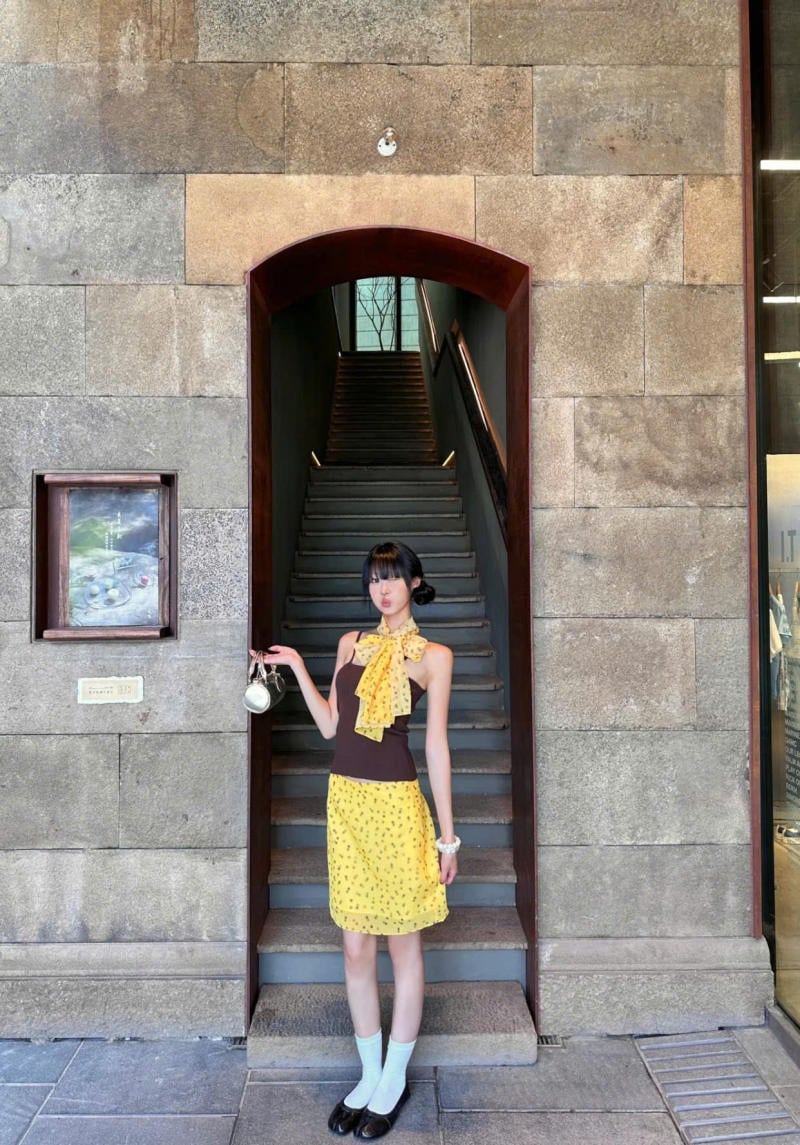 Chân váy màu vàng kết hợp với áo màu Nâu