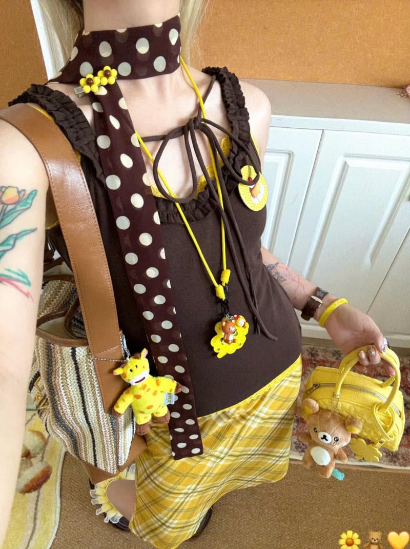 Chân váy màu vàng kết hợp với áo màu Nâu