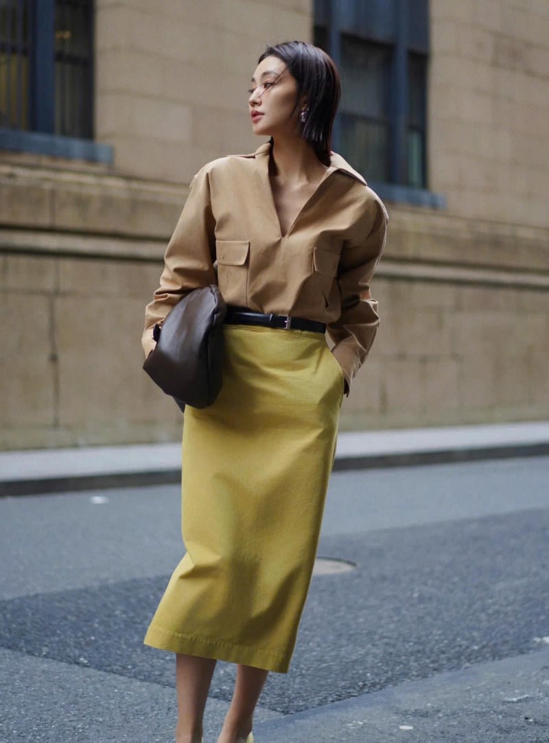 Chân váy màu vàng kết hợp với áo màu Nâu