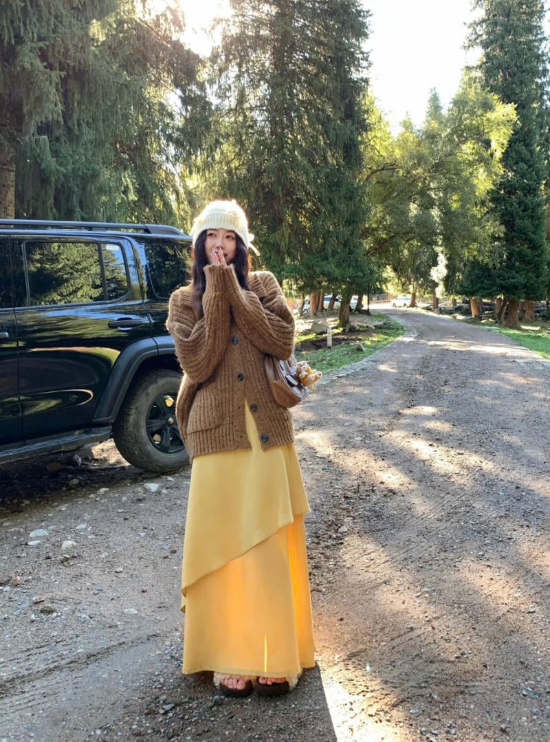 Chân váy màu vàng kết hợp với áo màu Nâu
