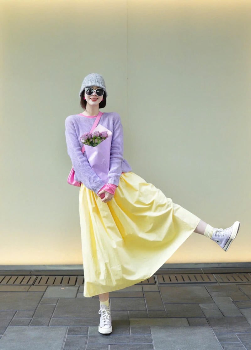 Chân váy màu vàng kết hợp với áo màu Tím Pastel