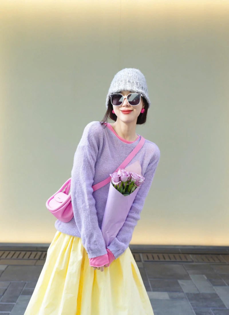 Chân váy màu vàng kết hợp với áo màu Tím Pastel