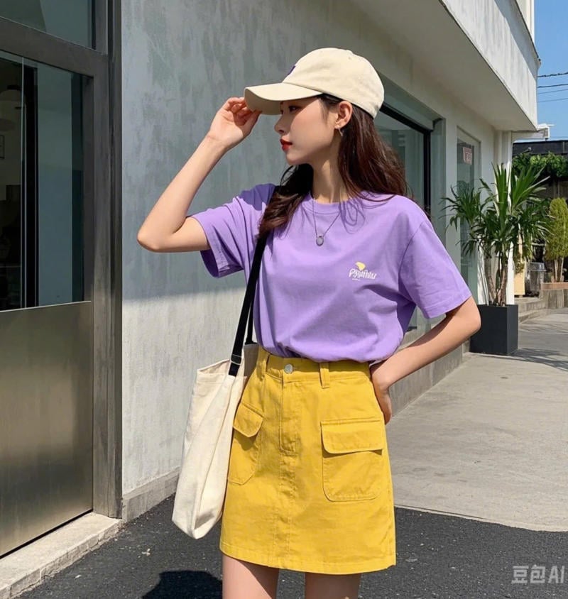 Chân váy màu vàng kết hợp với áo màu Tím Pastel