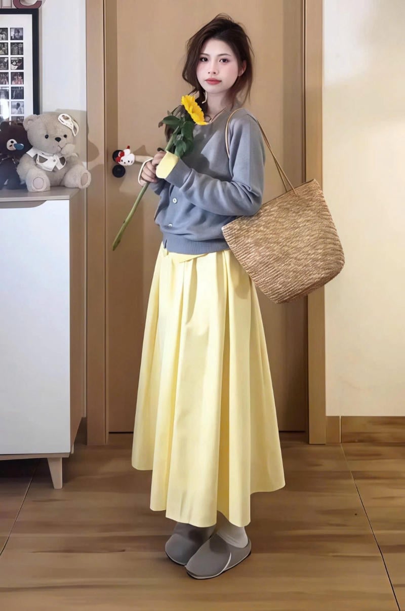 Chân váy màu vàng kết hợp với áo màu xám