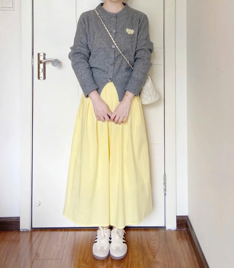 Chân váy màu vàng kết hợp với áo màu xám