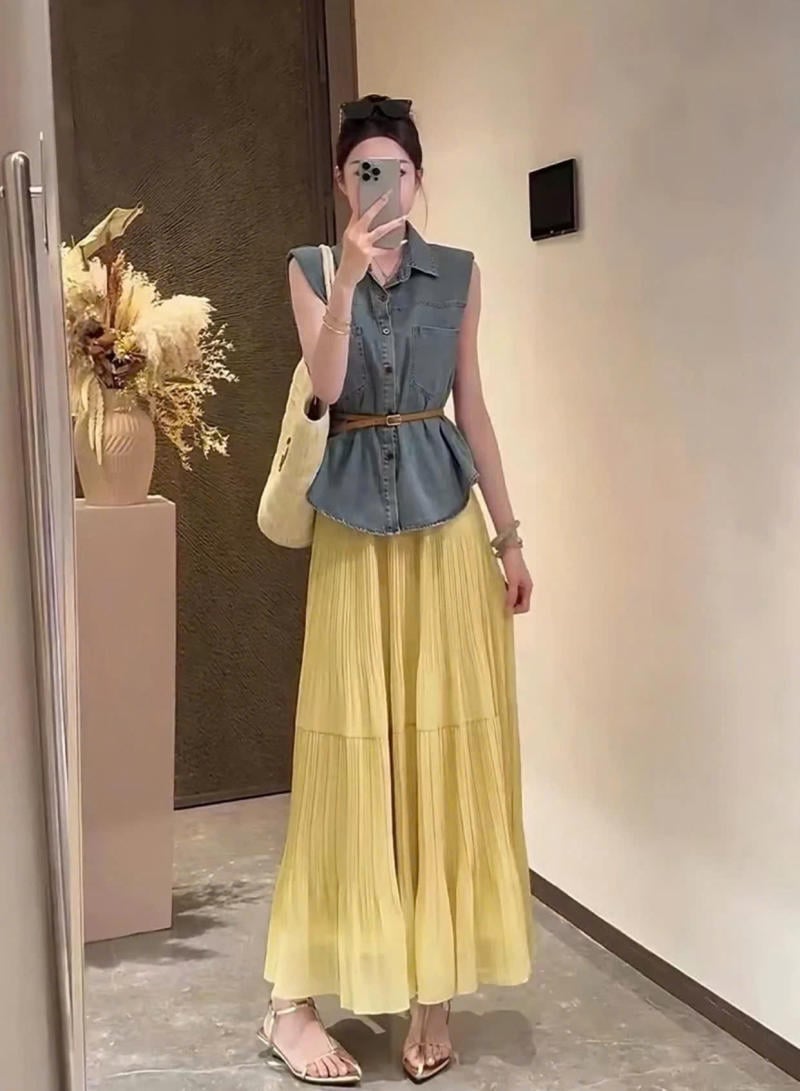 Chân váy màu vàng kết hợp với áo màu  Ghi