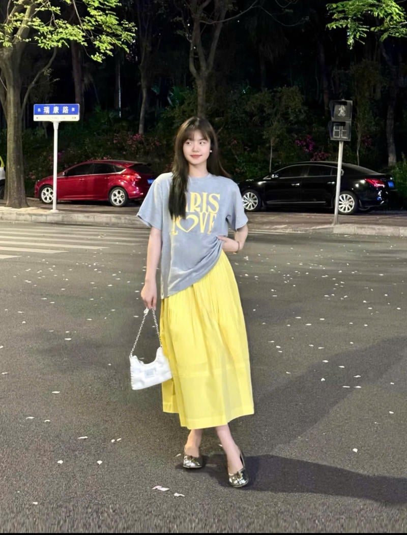 Chân váy màu vàng kết hợp với áo màu xám