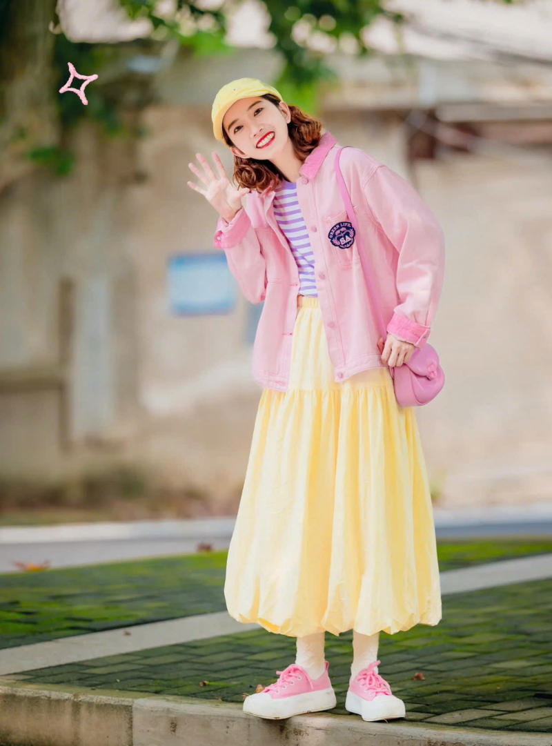 Chân váy màu vàng kết hợp với áo màu hồng