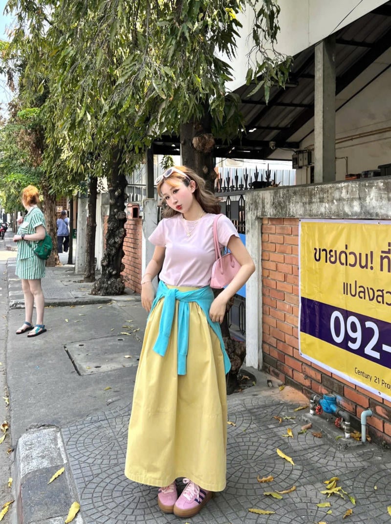 Chân váy màu vàng kết hợp với áo màu hồng