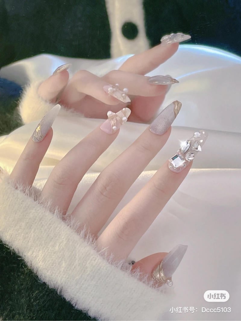 Móng tay giả thiết kế đầu vuông đính đá nhân tạo lấp lánh kèm keo dán tiện  dụng dành cho cô dâu - Chăm sóc móng | TheFaceHolic.com