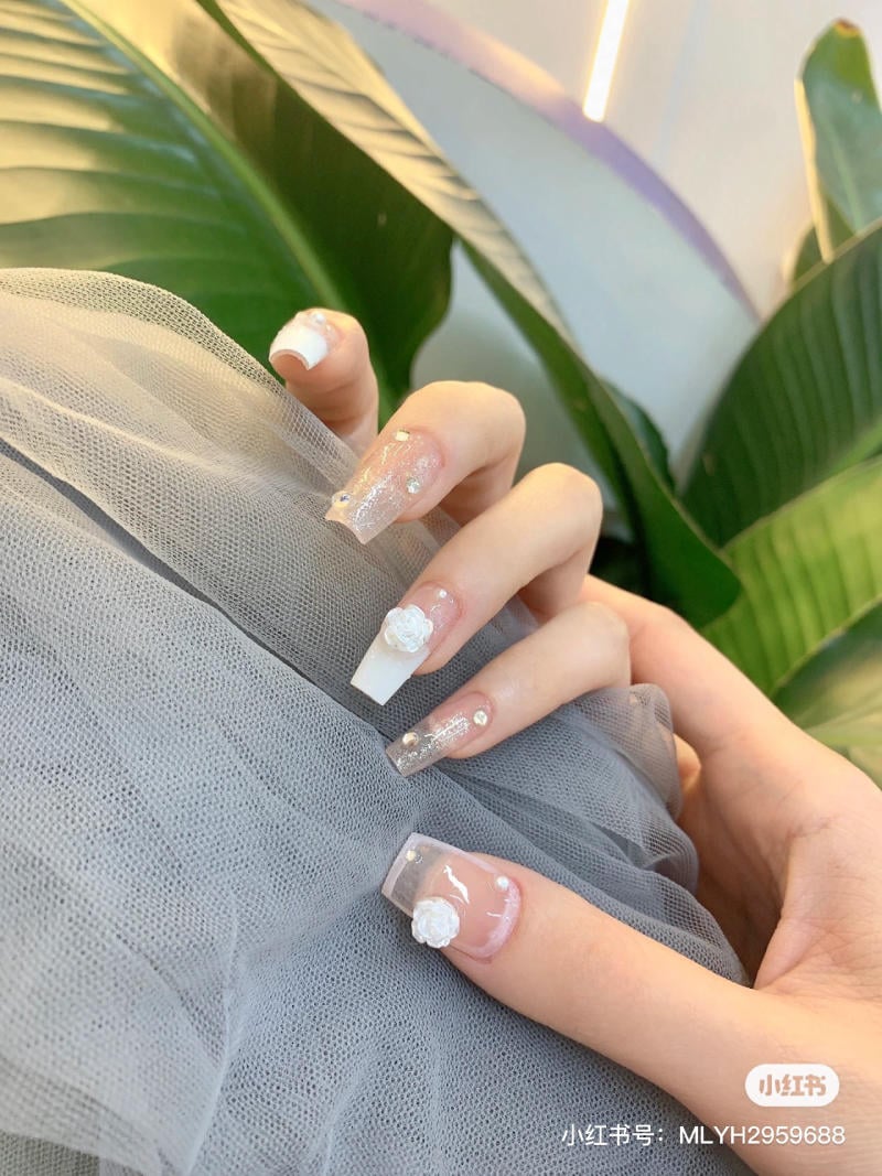 một mẫu nail trang trí 10 ngón nhưng không hề bị rối mắt tẹo nào...vẫn cứ  là nhẹ nhàng và thanh lịch...rất thích hợp cho bst nails cô dâu… | Instagram