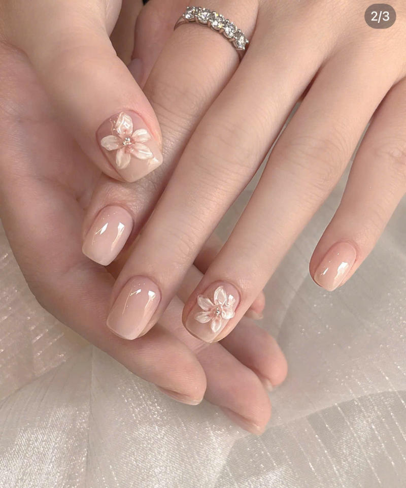 Nail be vẽ họa tiết tối giản