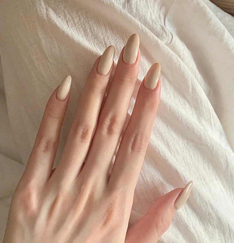 Nail màu be đơn giản