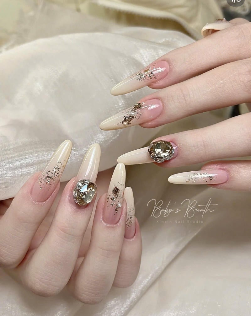 Nail màu be đính đá