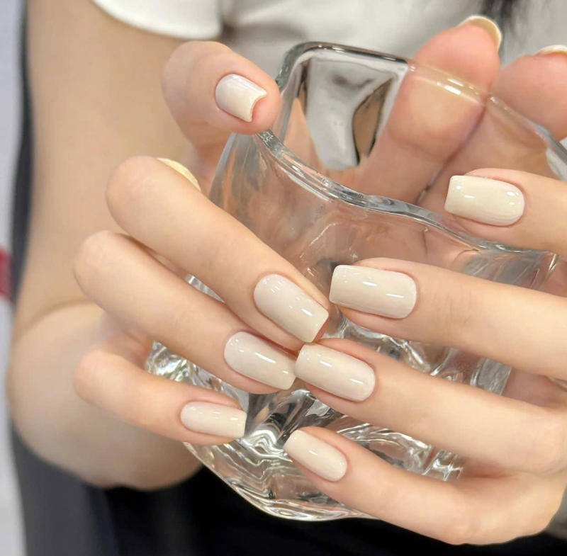 Nail màu be đơn giản