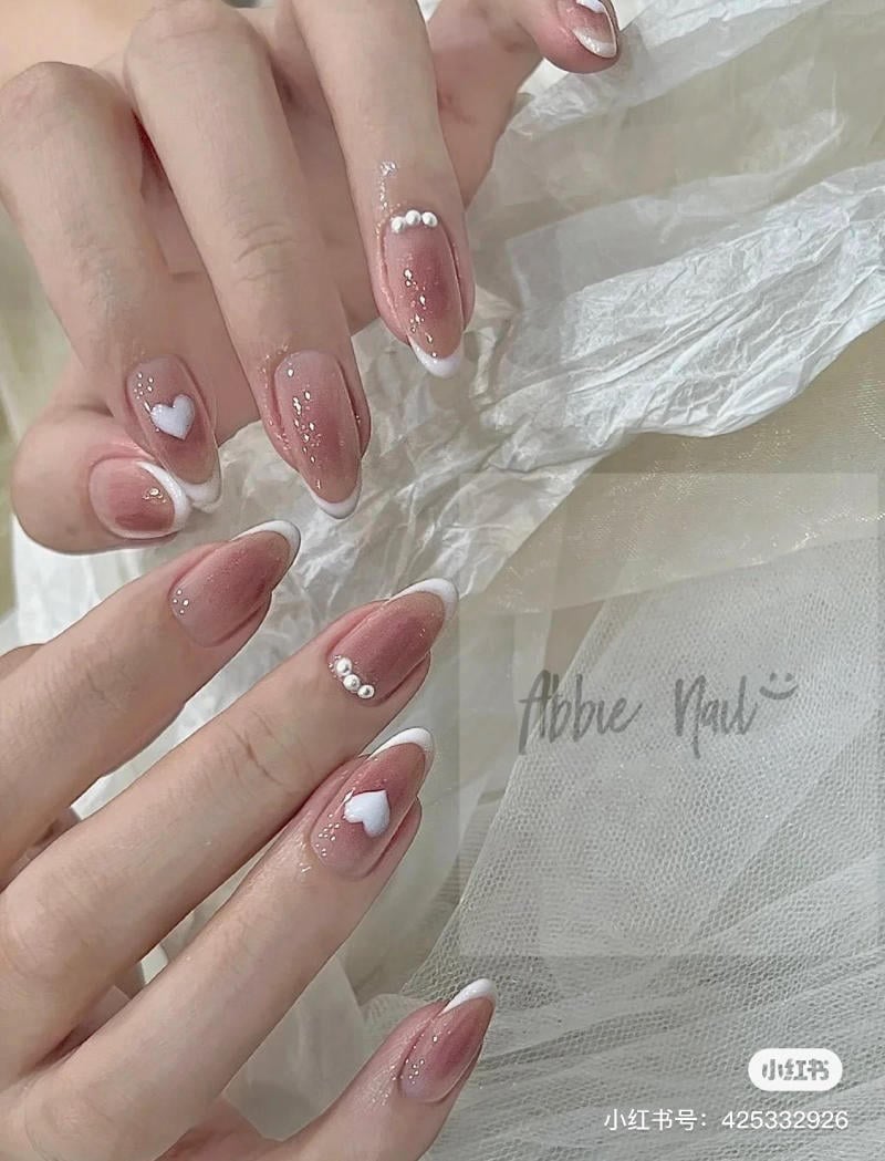 Nail be vẽ họa tiết tối giản
