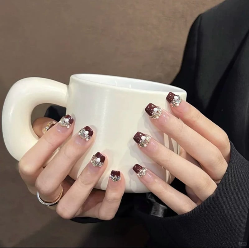 mẫu nail đỏ đô đính đá hạt ngọc