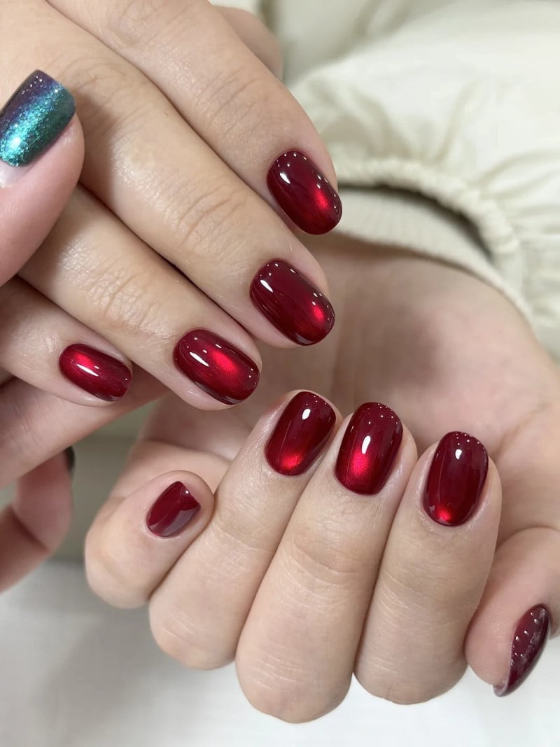 sơn móng màu đỏ đô