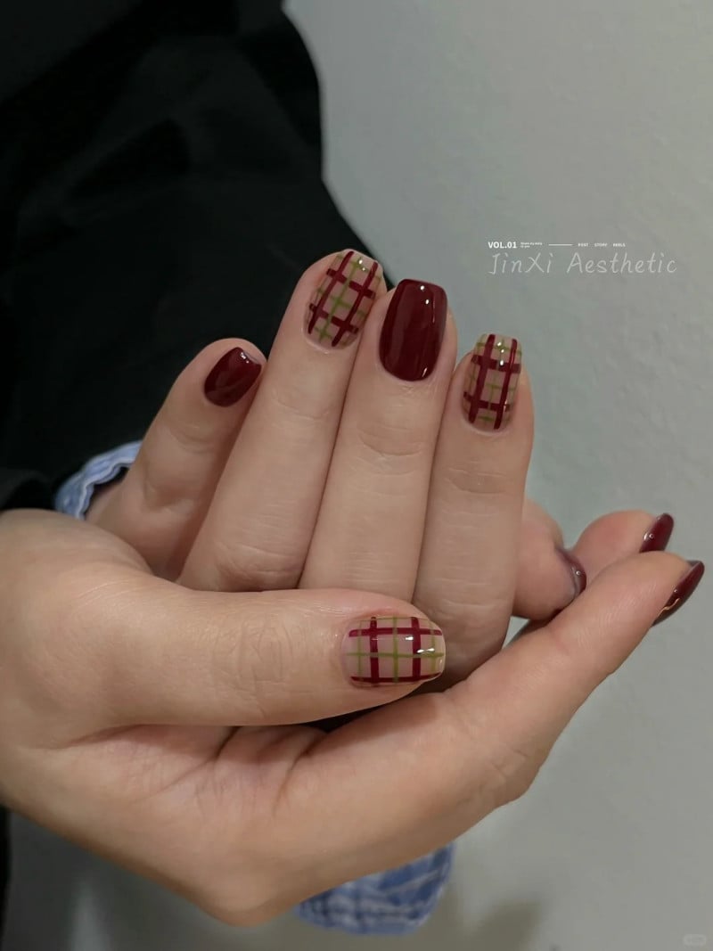 mẫu nail màu đỏ đô vẽ đường kẻ