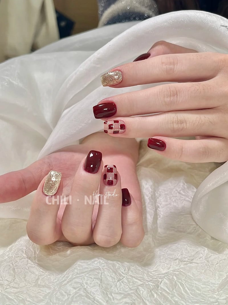 sơn móng màu đỏ đô