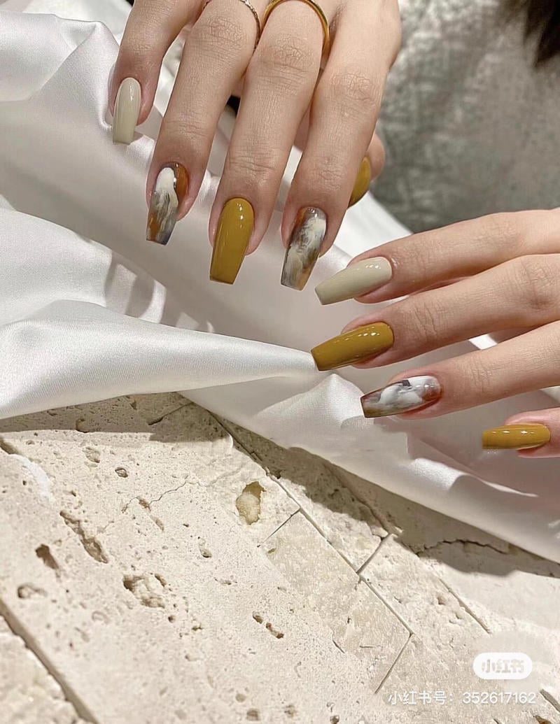 Tuyển tập mẫu nail màu vàng quý phái dành cho phái đẹp đang được ưa chuộng  | Làm được rồi, Móng bling, Móng tay