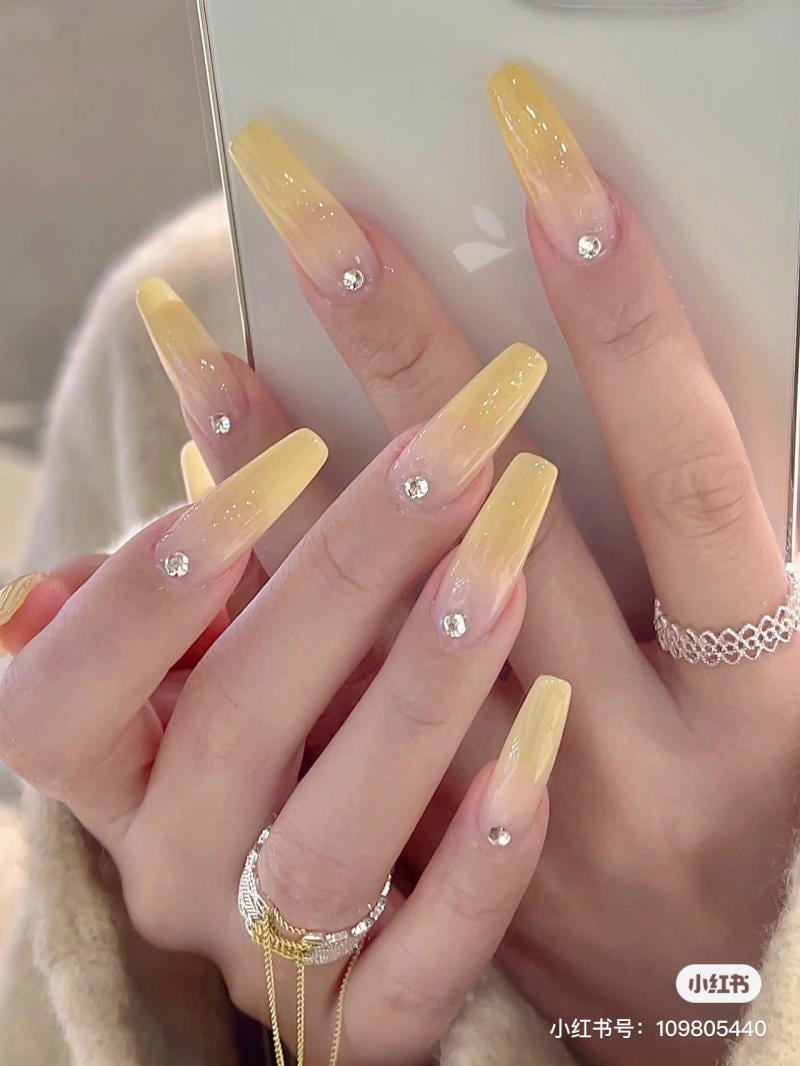 Tổng hợp những mẫu nail màu vàng sang chảnh rực rỡ - Zicxa | Làm được rồi,  Móng tay, Móng tay phong cách