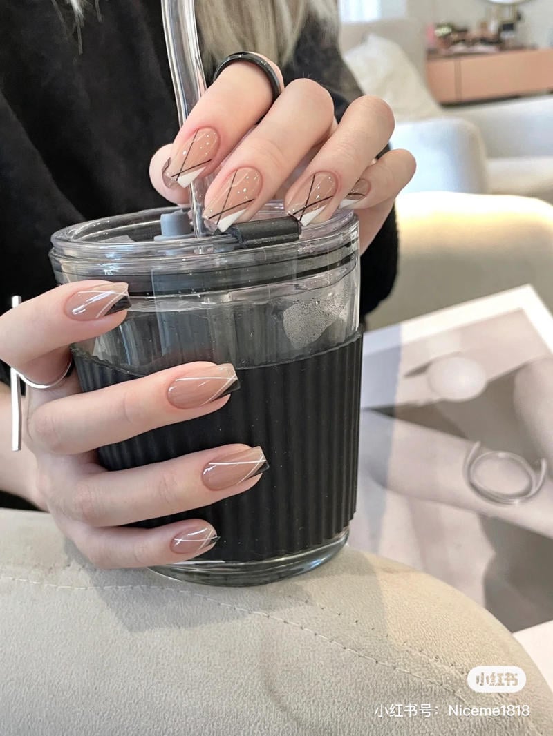 Mẫu nail sơn French đầu móng trắng
