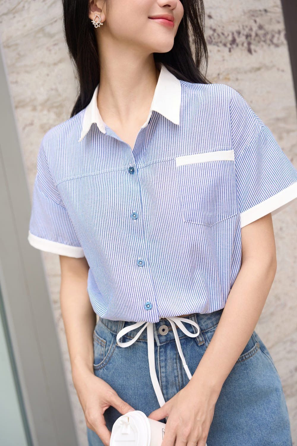Áo sơ mi kẻ sọc xanh trắng cổ Peter Pan + chân váy midi xếp ly