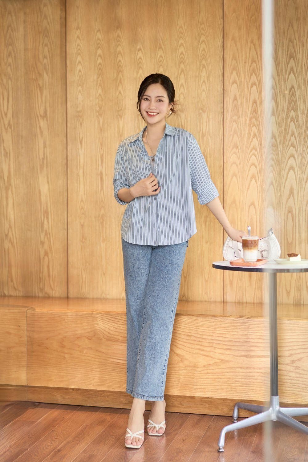 Áo sơ mi kẻ sọc xanh trắng tay lỡ + quần jeans ống đứng