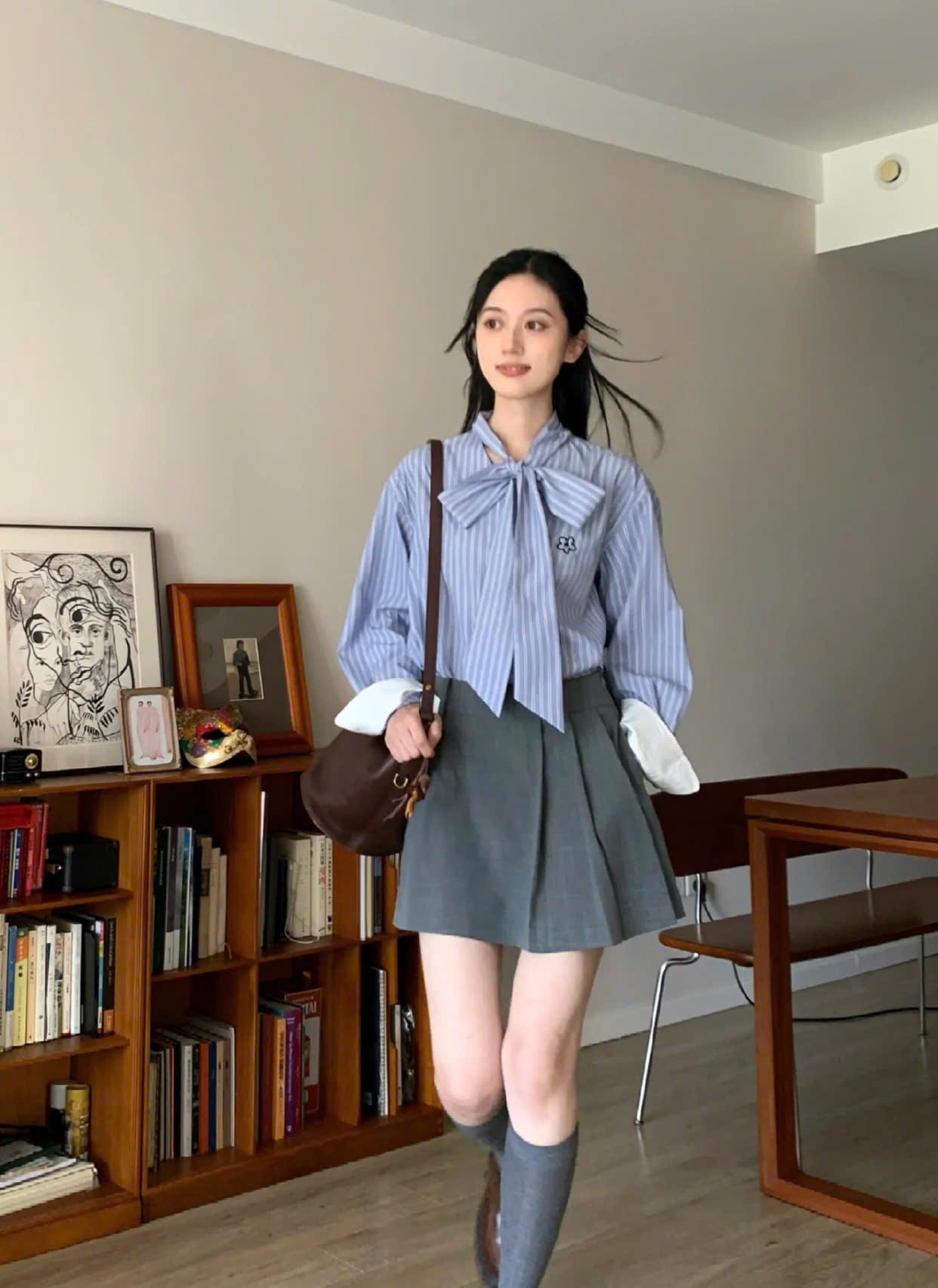 Áo sơ mi kẻ sọc xanh trắng cổ nơ + chân váy chữ A xếp ly