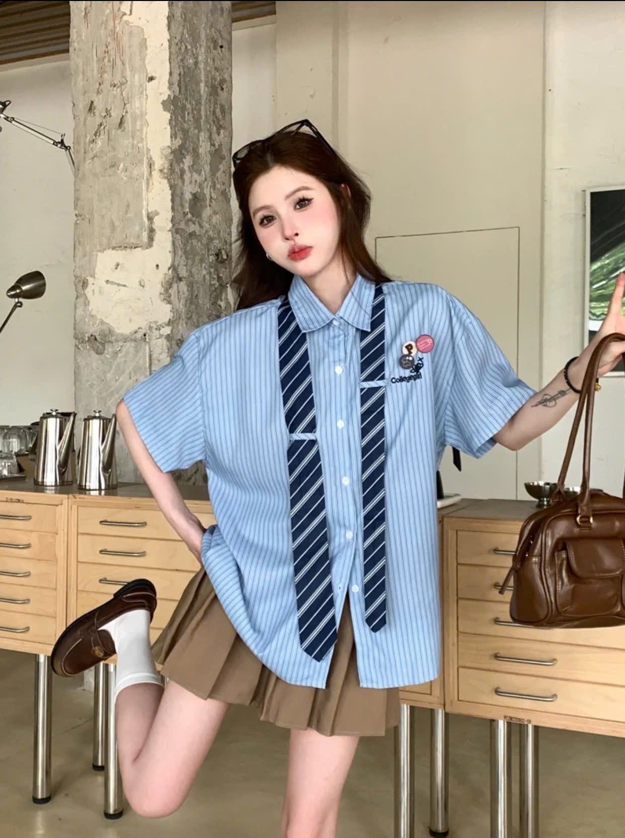 Áo sơ mi kẻ sọc xanh trắng ngắn tay + chân váy xếp ly xòe