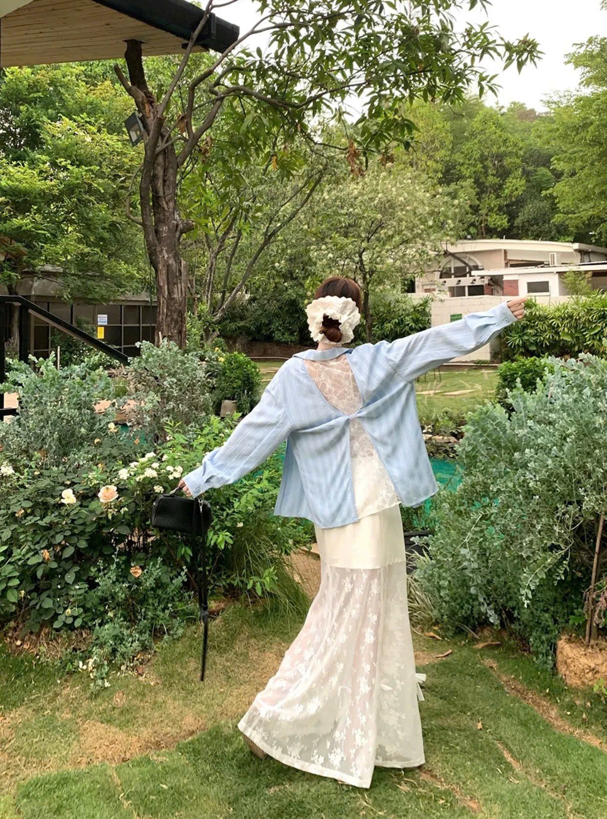 Áo sơ mi kẻ sọc xanh trắng dáng oversized + váy dài ren trắng