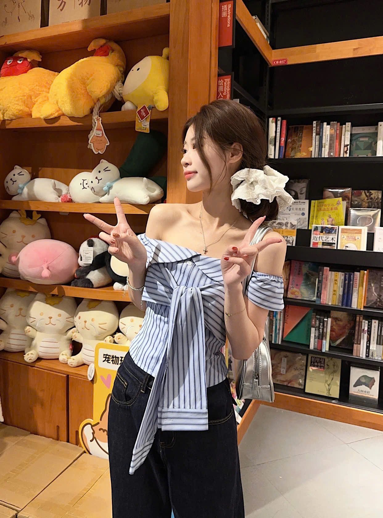 Áo sơ mi kẻ sọc xanh trắng trễ vai buộc nơ + quần jeans ống rộng