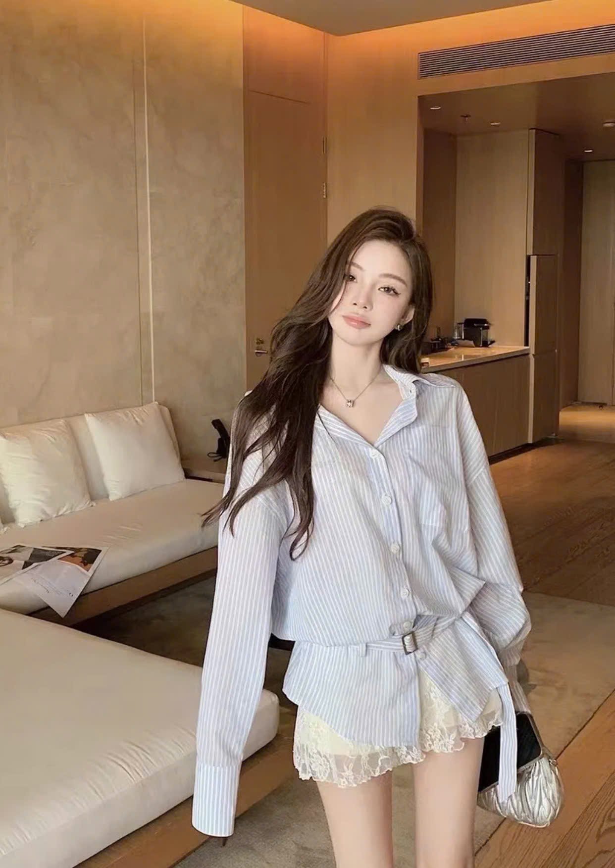 Áo sơ mi kẻ sọc xanh trắng dáng oversized + quần shorts ren