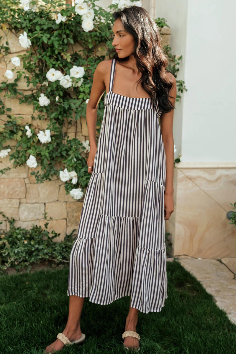 Áo/Váy Với Đường Sọc Dọc Mảnh