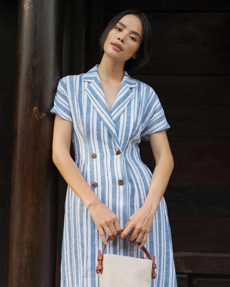 Áo/Váy Với Đường Sọc Dọc Mảnh