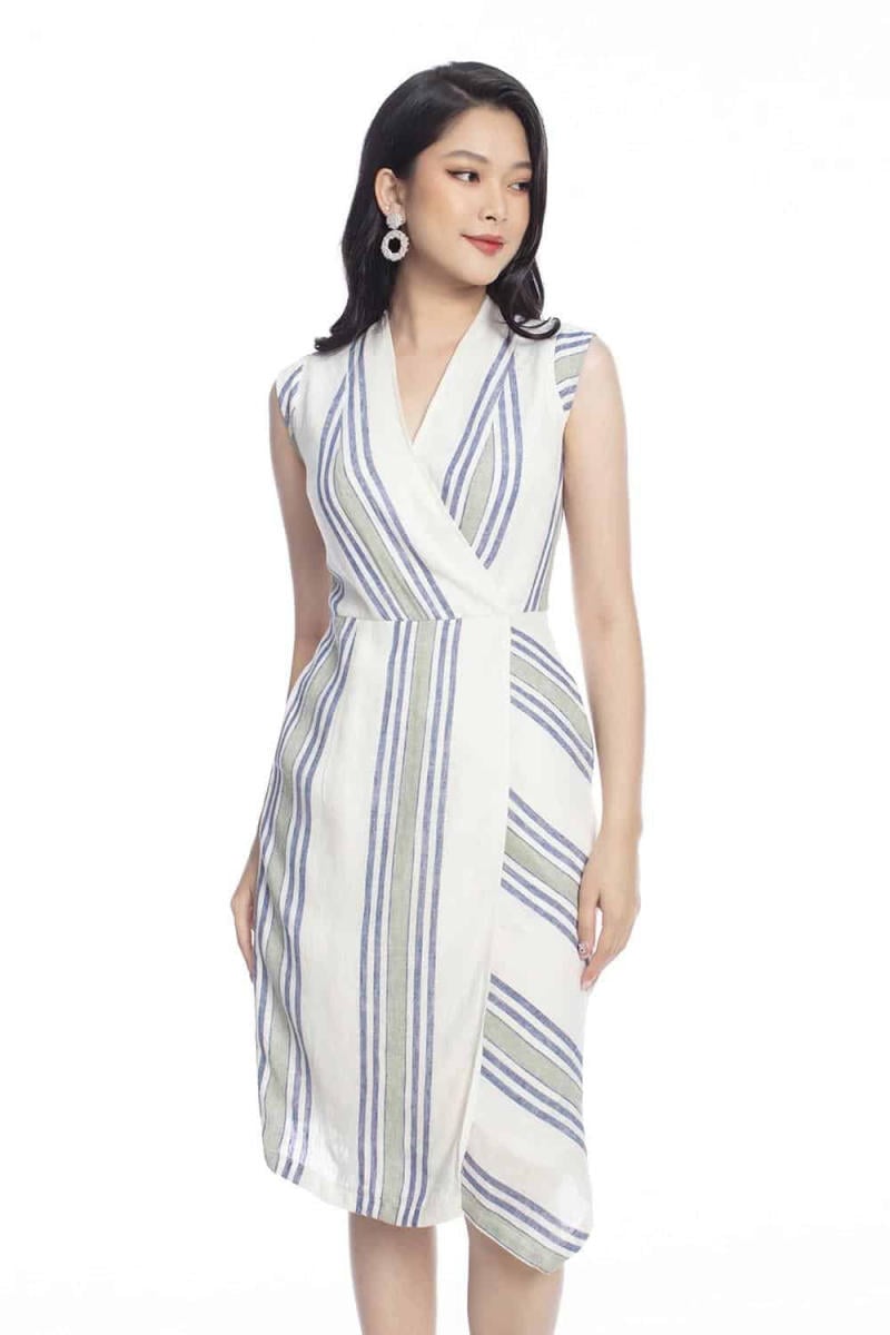 Áo/Váy Với Đường Sọc Dọc Mảnh