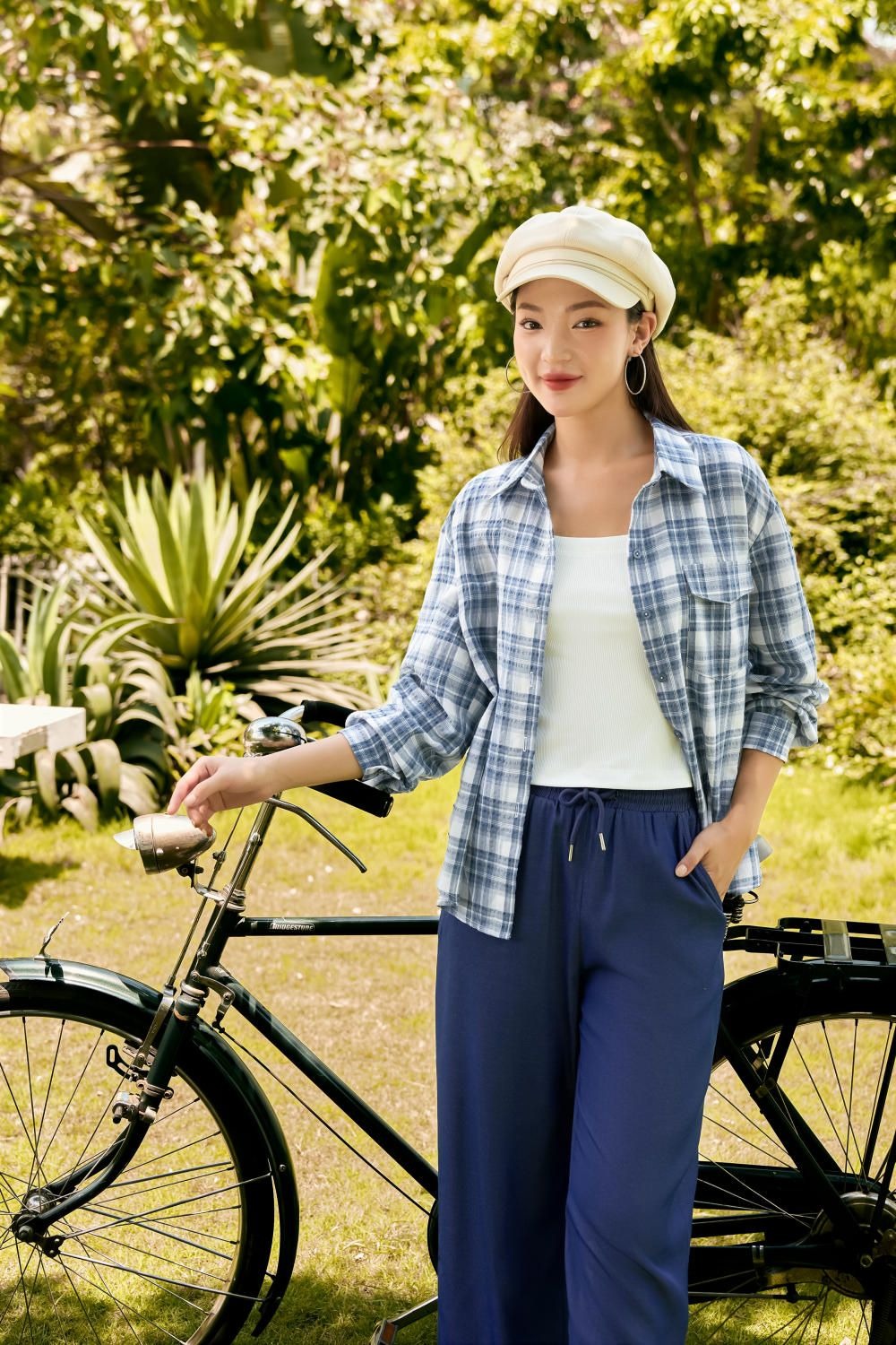 Áo màu xanh dương phối với quần màu xanh dương đậm (Tone-sur-tone)