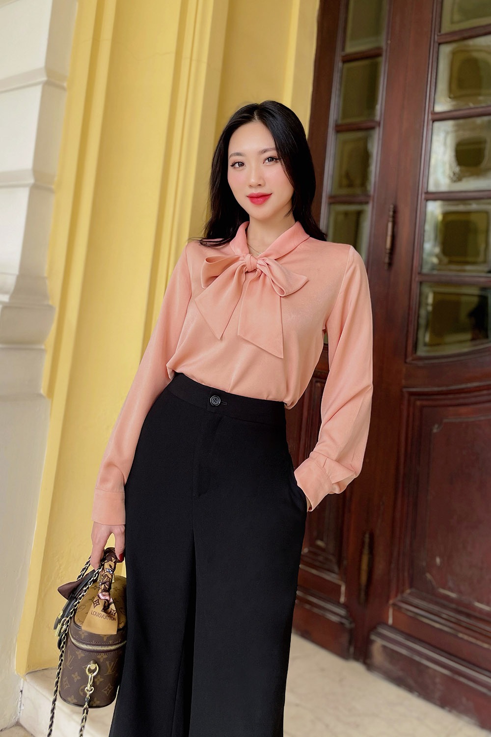 Áo sơ mi đính nơ cổ điển (nơ thắt cổ)
