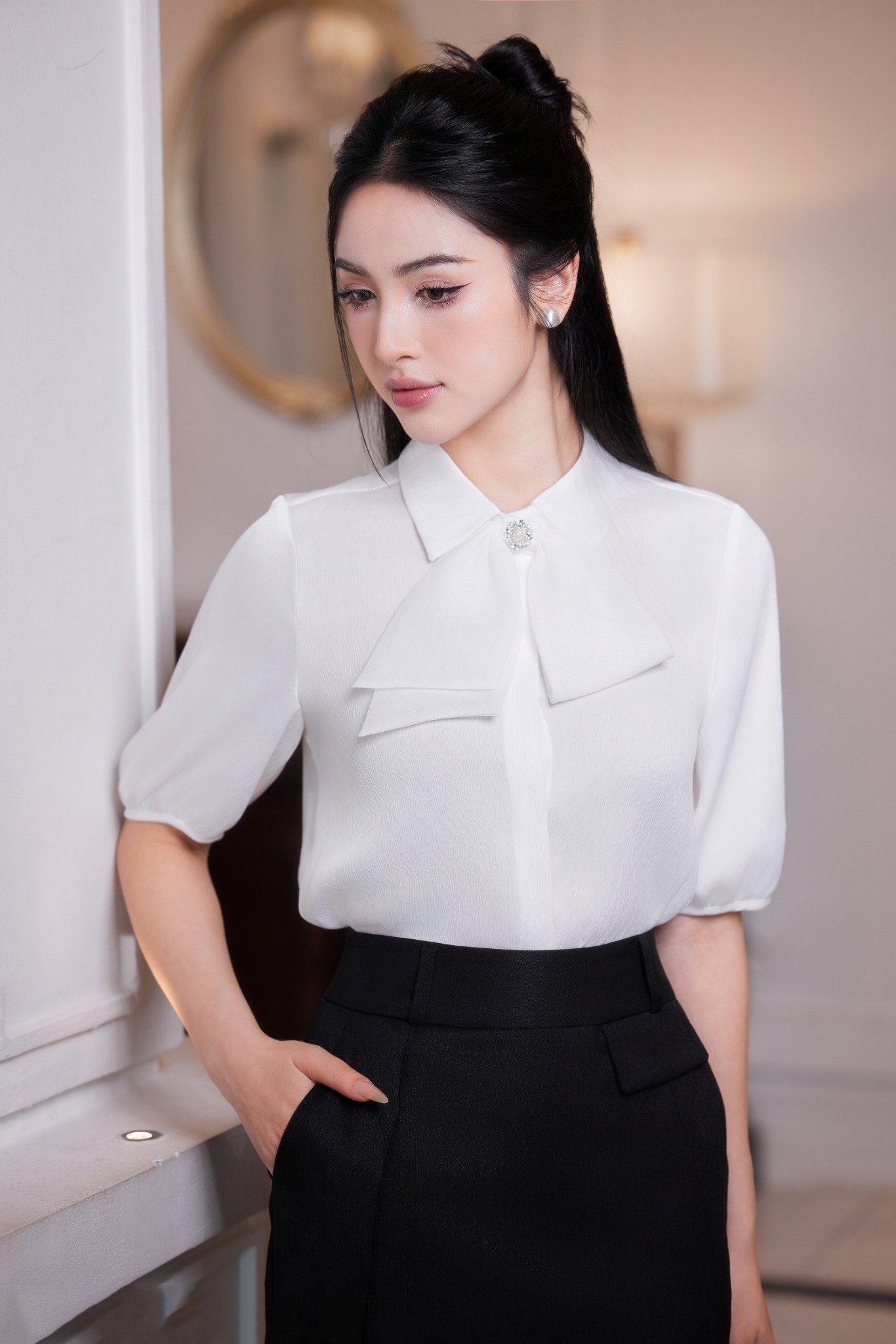 Áo sơ mi trắng đính nơ