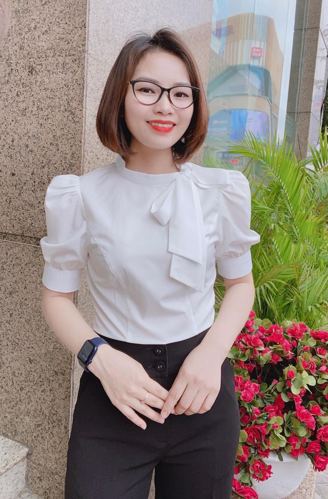 Áo sơ mi trắng đính nơ