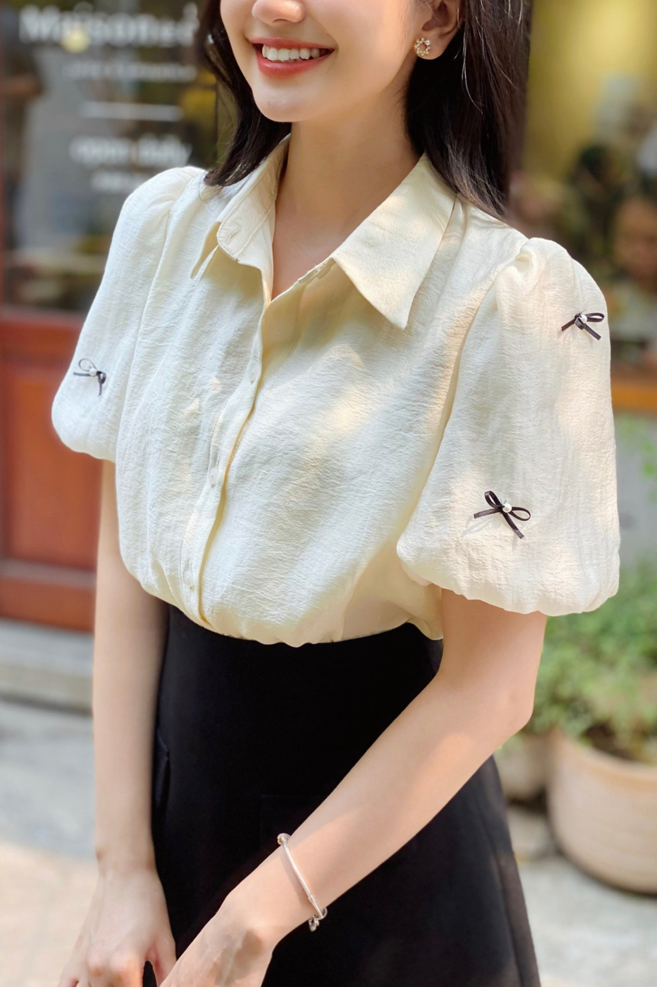 Áo sơ mi trắng đính nơ